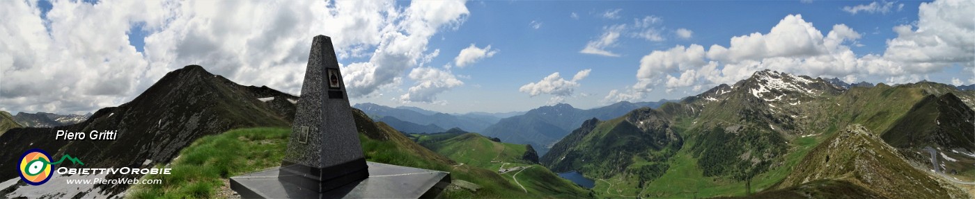 74 Panorama dall'anticima sud del Pizzo delle segade.jpg
